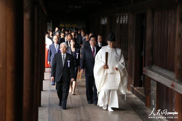 Các nghị sĩ Quốc hội Nhật Bản thăm đền Yasukuni ngày 18 tháng 10 năm 2013